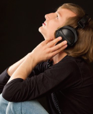 音楽を聴く人写真素材