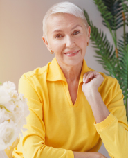 一個很酷的高級女人的照片